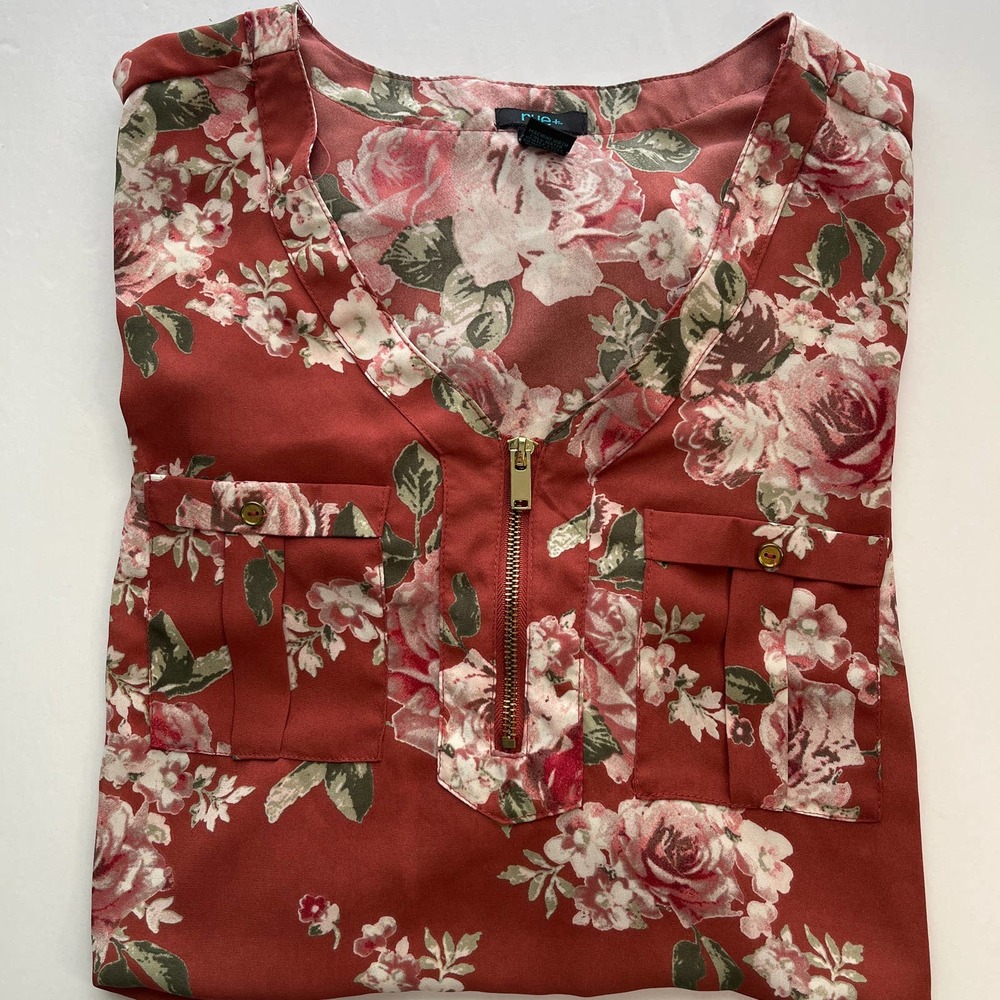 Rue+ Burgundy Floral Top, 1X, 1/4 Zip, Front Pockets, 3/4 Petal Sleeves